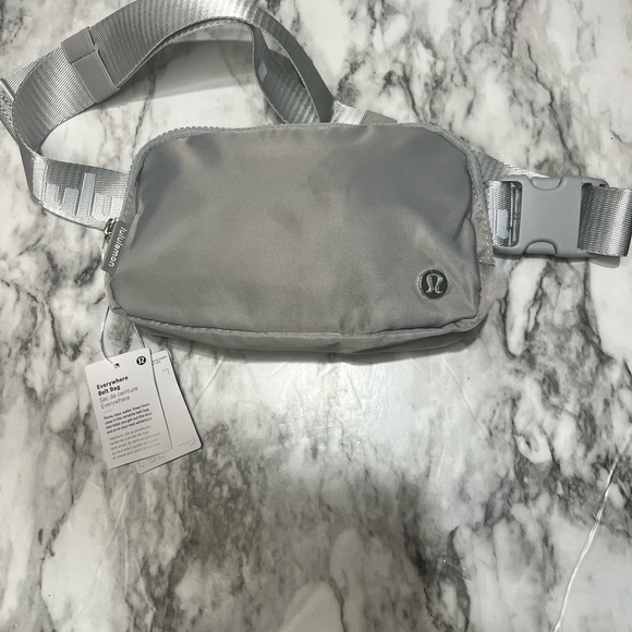 Lululemon Everywhere Silver Drop Belt Bag New NWT RARE letters on belt - Picture 7 of 8